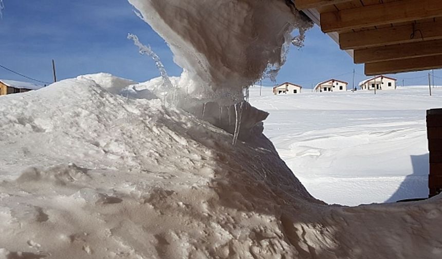 Kar altında kalan evler kartpostallık görüntüler oluşturuyor